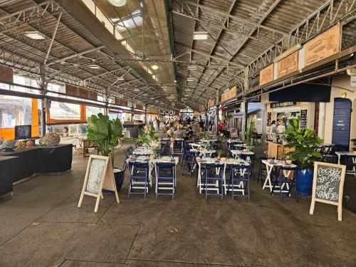 un restaurant avec des tables et des chaises dans une salle dans l'établissement Charmant 2 pièces au cœur du Vieil Antibes, à Antibes