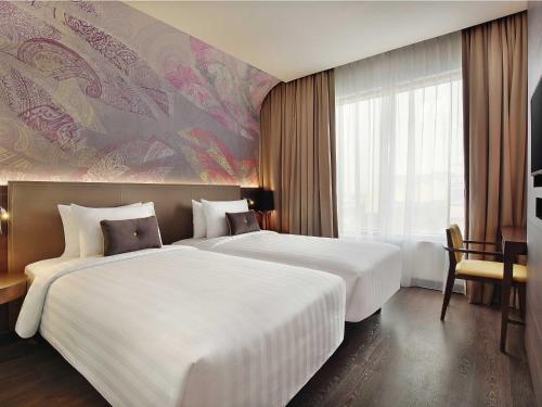 Postel nebo postele na pokoji v ubytování Mercure Karawang