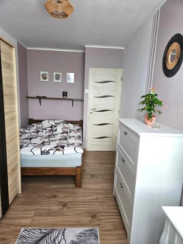 Ένα ή περισσότερα κρεβάτια σε δωμάτιο στο Apartament Błękitny Horyzont, Klimatyzacja