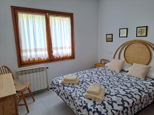 ein Schlafzimmer mit einem Bett mit Handtüchern darauf in der Unterkunft Casa en Viladamat con piscina en la Costa Brava in Viladamat
