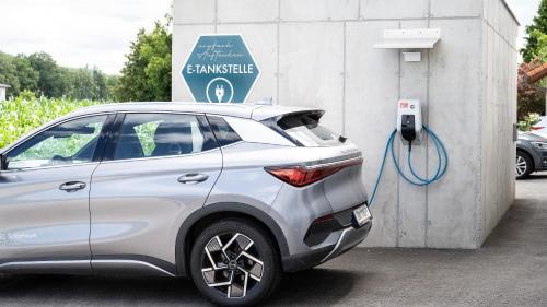 a car is parked next to a gas pump at Motel Schlafraum Schlüßlberg-Dein smartes Hotel-contactless check-in in Schlüßlberg