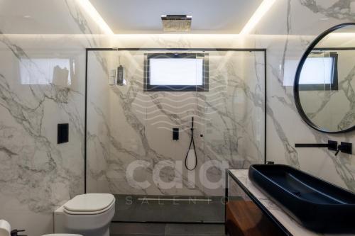 Et badeværelse på Villa Nausicaa - Piscina e Campo da Tennis privati - by Cala Salento