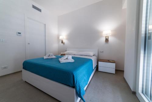 a bedroom with a bed with two towels on it at Goccia Celeste - Gocce sul Mare in Savelletri di Fasano