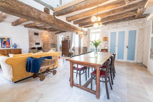 un salon avec une table et un canapé dans l'établissement Le Charme Atypique proche d'Amboise, à Cangey