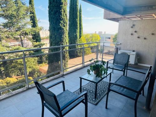 deux chaises et une table sur un balcon avec vue dans l'établissement Le petit Aixois - Parking, à Aix-en-Provence
