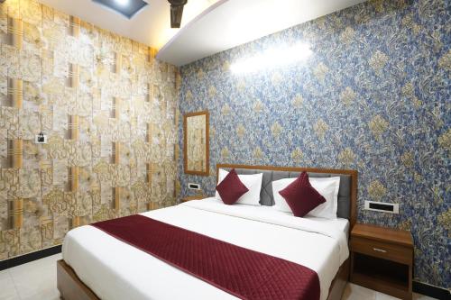 1 dormitorio con 1 cama con papel pintado azul y dorado en The CASTLE STAY INN UDAIPUR RAILWAY STATION, en Udaipur