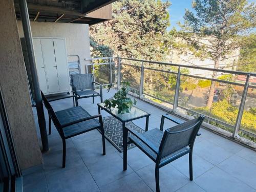 3 chaises et une table sur un balcon avec vue dans l'établissement Le petit Aixois - Parking, à Aix-en-Provence