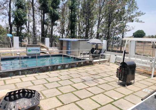 a large swimming pool with at Yelagiri GoldHill Resort in Yelagiri