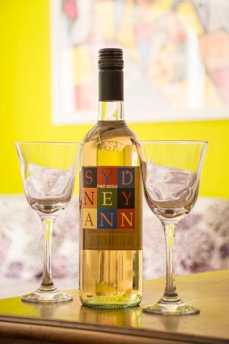 a bottle of wine and two glasses on a table at Studio 202 in Petrópolis