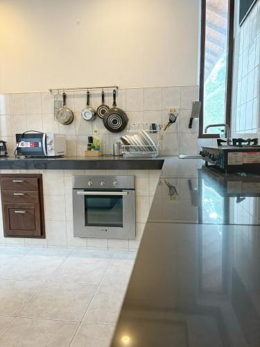 Η κουζίνα ή μικρή κουζίνα στο Villas Chaba