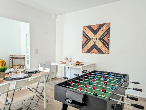 - un grand baby-foot dans le salon dans l'établissement L'escapade des poètes - central - baby-foot, à Béziers