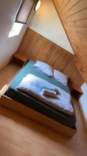 Ce lit se trouve dans un dortoir doté de parquet. dans l'établissement Deux pièces vintage, à Trouville-sur-Mer