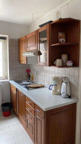 une cuisine avec des armoires en bois et un comptoir dans l'établissement Deux pièces vintage, à Trouville-sur-Mer