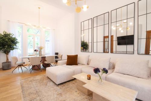 Majestic Villa overlooking Acropolis with Hot Tub