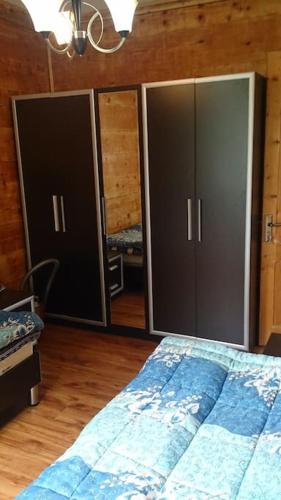 Postel nebo postele na pokoji v ubytování DoctorGoderdzi's