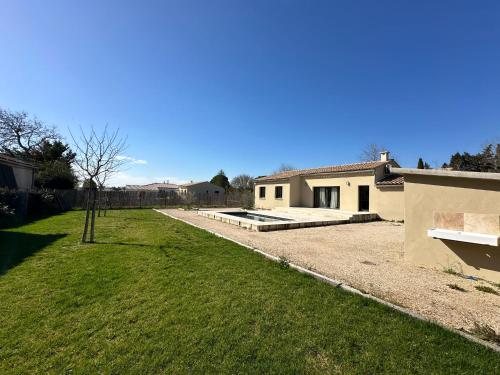 a backyard of a house with a yard at Villa en Provence avec piscine in Mollégès