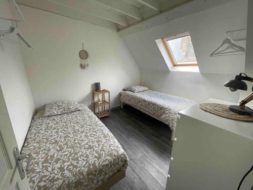 Posteľ alebo postele v izbe v ubytovaní F3 Duplex "O Meublé de Pithiviers" 2 chambres 8 personnes