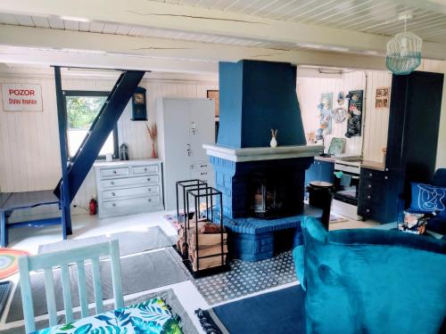 d'un salon avec une cheminée et des murs bleus. dans l'établissement Modry Domek Szczyrk, à Szczyrk