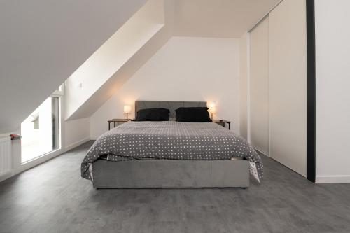 a bedroom with a large bed in a attic at Ma Bro - ERDIVINES in Erdeven