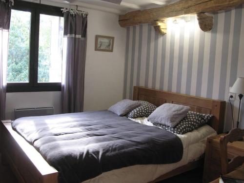 une chambre avec un lit dans une pièce avec une fenêtre dans l'établissement maison avec grande piscine dans un cadre magique, à Brignoles