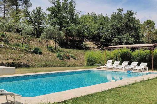- une piscine avec des chaises longues à côté d'une colline dans l'établissement maison avec grande piscine dans un cadre magique, à Brignoles