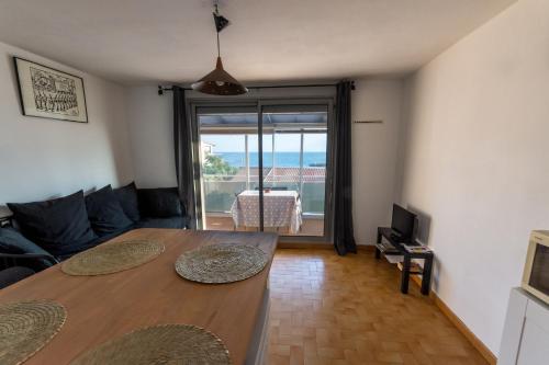- un salon avec une table et une vue sur l'océan dans l'établissement appartement avec vue sur la mer, au Grau-dʼAgde