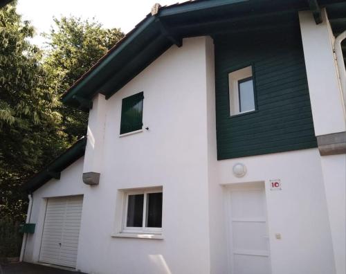 Maison pavillonnaire entre océan et montagnes basques