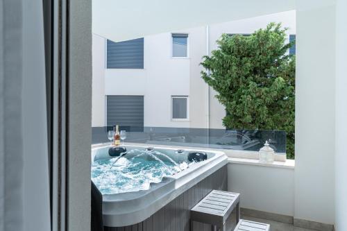 Fotografie z fotogalerie ubytování 4 GENTLEMEN VILLAS with private jacuzzi v Novalji