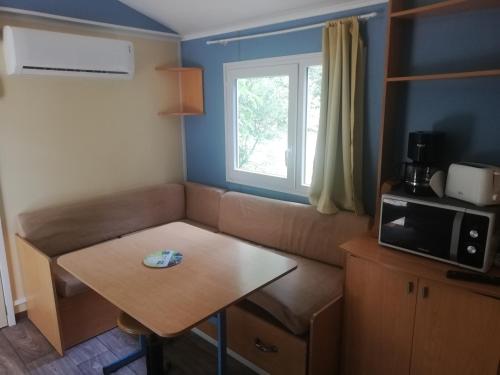 Kuchyň nebo kuchyňský kout v ubytování Camping du Bois Fleuri