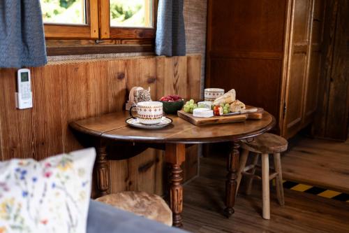 ミエンジレシエにあるGypsy Hill & Spaの小さなテーブルに食べ物のトレイ