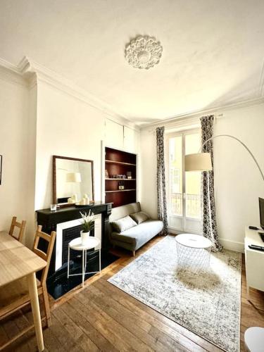 un salon avec un canapé et une table dans l'établissement Le COCON - centre-ville, gare, à Grenoble