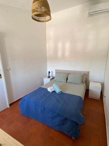 a bedroom with a bed with a blue comforter at Blue Dragon River House in Odeleite