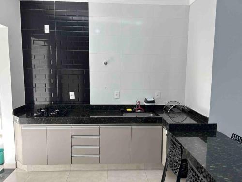 Kuchyň nebo kuchyňský kout v ubytování APARTAMENTO em FRANCA 2 SP