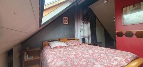 une chambre avec un lit dans une pièce avec une fenêtre dans l'établissement Guim appart, à Guimiliau