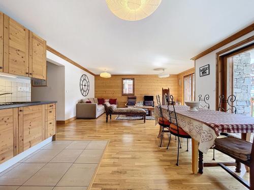 une cuisine et un salon avec une table et des chaises dans l'établissement Chalune - appartement - 8pers- centre, aux Gets