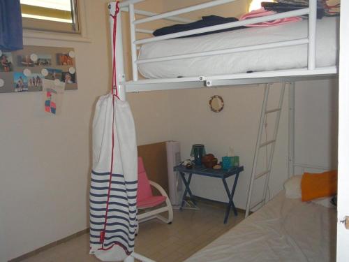 une chambre avec deux lits superposés et un bureau dans l'établissement Appartement Familial 2 Ch. à 50m de la Plage avec Parking, La Grande Motte - FR-1-790-18, à La Grande Motte