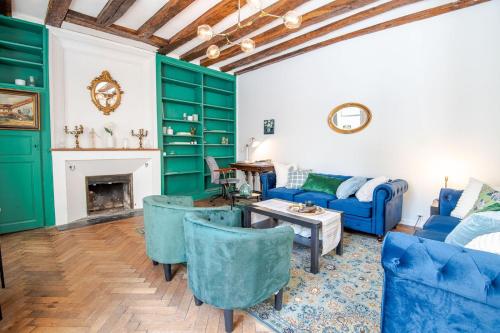 a living room with blue furniture and a fireplace at Belle-Bleu Townhouse - Maison pour 8pers. in Amboise