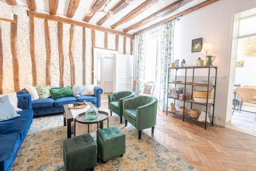 a living room with a blue couch and green chairs at Belle-Bleu Townhouse - Maison pour 8pers. in Amboise