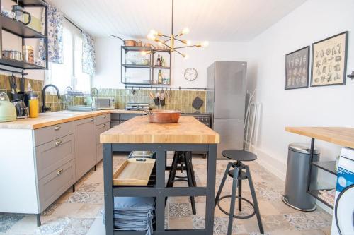 une cuisine avec une table avec un bol dessus dans l'établissement Belle-Bleu Townhouse - Maison pour 8pers., à Amboise