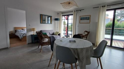 un salon avec une table et des chaises dans l'établissement Les Voiles du Clipper T2, à Préfailles