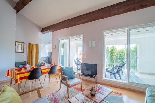 un salon avec une table et des chaises dans l'établissement Loggia Català - A 10min de Collioure, à Port-Vendres