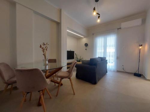 un soggiorno con un tavolo e un divano blu di Urban Escape ad Atene