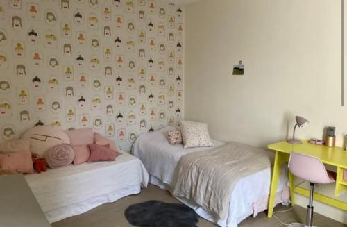 une chambre avec deux lits et un bureau avec un bureau dans l'établissement Villa à 10mn de St Rémy de Provence, à Maillane