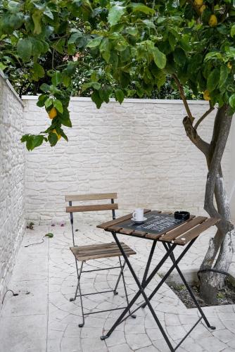 a picnic table and a bench next to a tree at La Peonia B&B in Ragusa