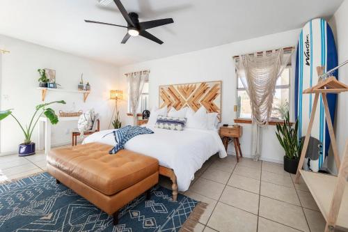 Postel nebo postele na pokoji v ubytování High Desert Paradise By The Cohost Company