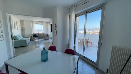 - un salon avec une table et un vase dans l'établissement FIREWORKS VIEW - 6 Persons, à Antibes