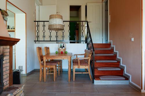 een eetkamer met een tafel en een trap bij Glück Auf Ferienhäuser Winterberg in Winterberg