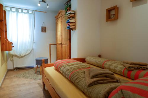 een slaapkamer met twee bedden en een raam bij Glück Auf Ferienhäuser Winterberg in Winterberg