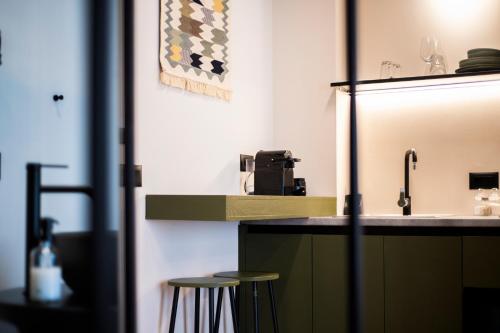 MUZ Studiosにあるキッチンまたは簡易キッチン