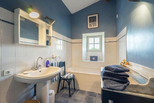 a bathroom with a sink and a bath tub and a sink at Maison de vacances avec piscine in Sainte-Gemme